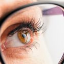 Crean gafas con biosensor que mide niveles de glucosa en sangre a través de las lágrimas de una persona