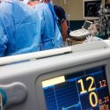 Un hombre nació sin testículos y recibió uno trasplantado de su hermano gemelo