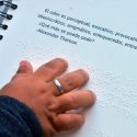 Estudiante de la UNAM crea un libro en sistema braille para que débiles visuales identifiquen colores