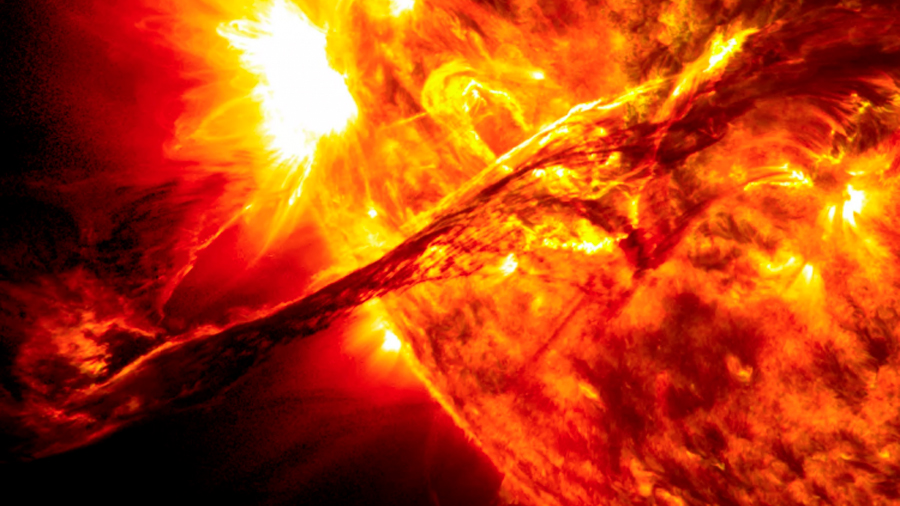 La humanidad se extinguirá por “heridas autoinfligidas” mucho antes de que el Sol trague a la Tierra: astrónomo de Harvard