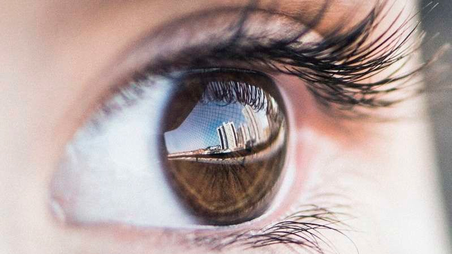 Un examen de ojos puede darnos información sobre la calidad de la audición de una persona