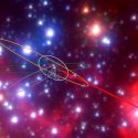 Descubren objetos extraños orbitando cerca del enorme agujero negro de la galaxia