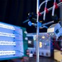 Un generador de electricidad por goteo ilumina 100 bombillas LED