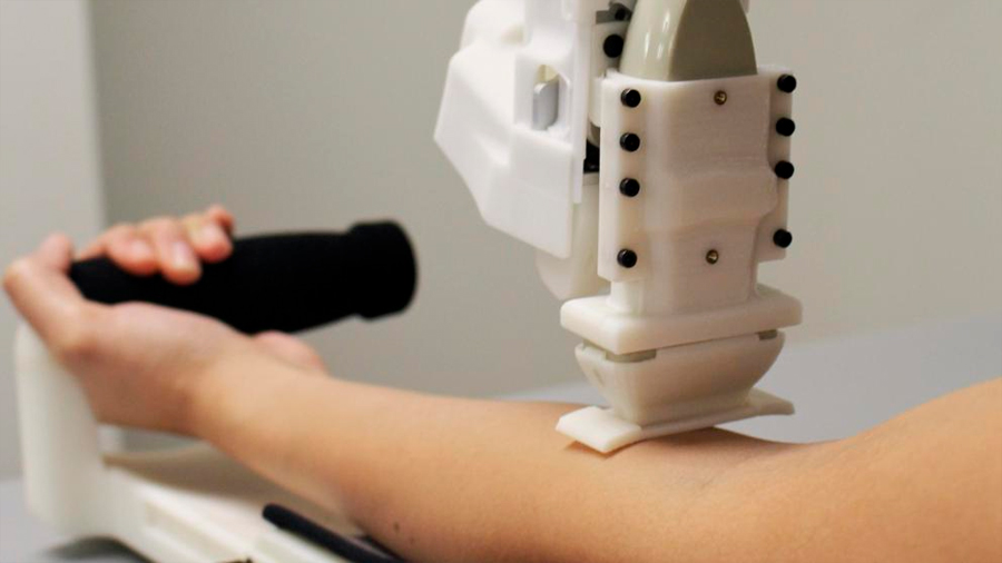 Diseñan un robot que saca sangre mejor que los médicos