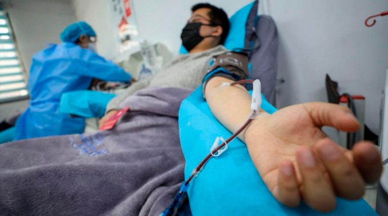 Experimentan transfundir sangre de curados de coronavirus a pacientes para salvar vidas