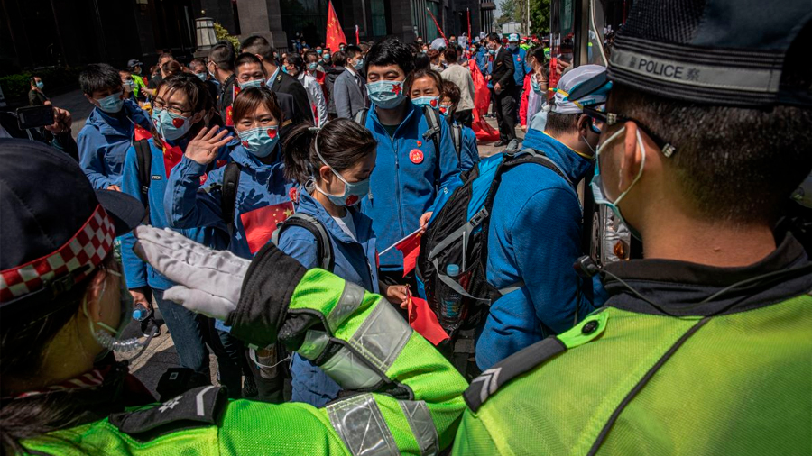 Wuhan despide como héroes a médicos que atendieron la pandemia