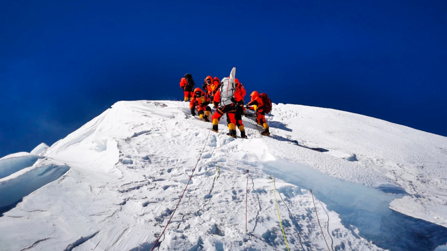 China instala una antena en el Everest para medir su altitud exacta