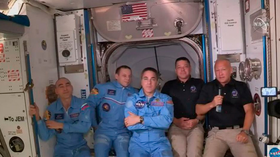 Astronautas de misión de SpaceX abordan Estación Espacial Internacional