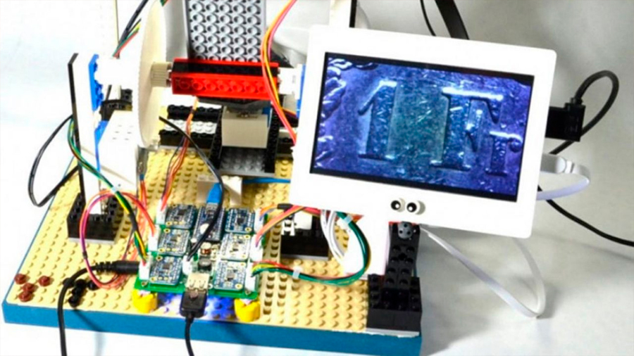 Un ingeniero ha logrado construir un microscopio con piezas de LEGO y una Raspberry Pi