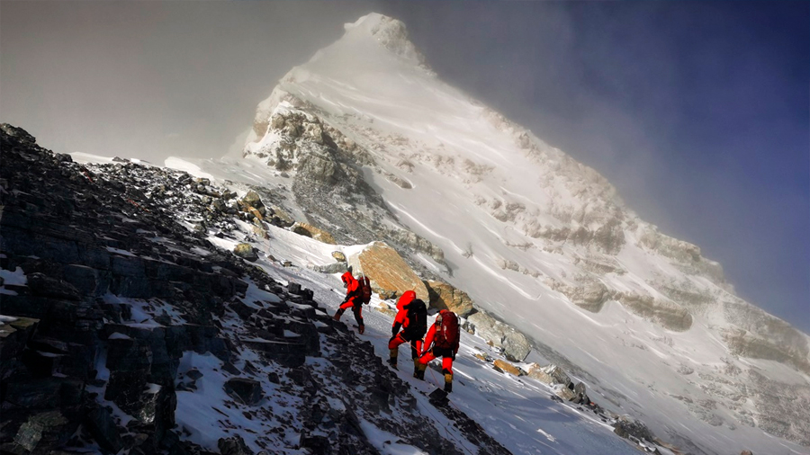 Científicos chinos llegan a la cima del Everest para medirlo: su altura exacta es objeto de debate