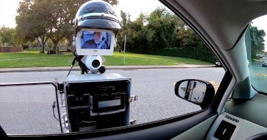 Un robot policía te para en la carretera, coloca pinchos en las ruedas para que no escapes y pone la multa