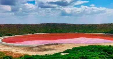 Un lago creado por un meteorito hace 50,000 años ‘se pinta’ de rosa