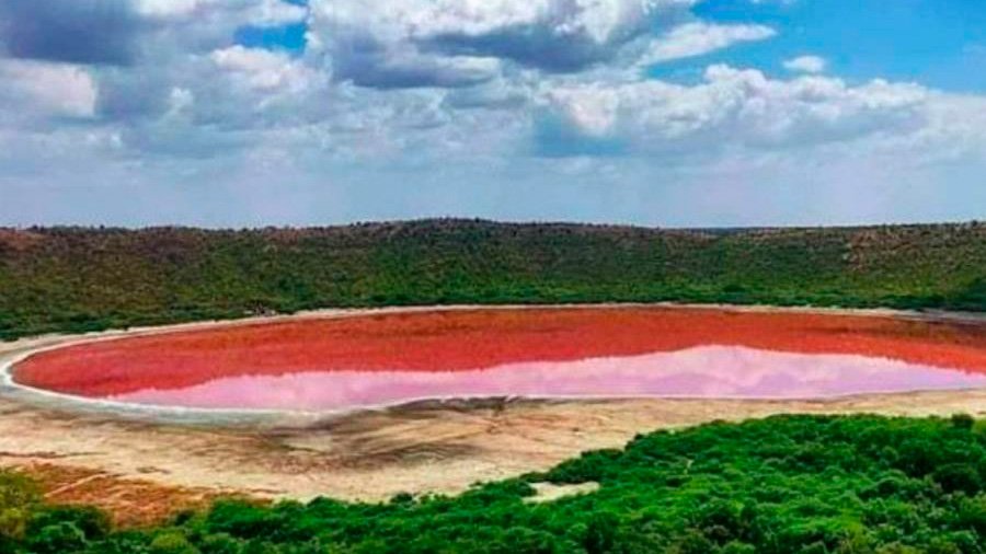 Un lago creado por un meteorito hace 50,000 años ‘se pinta’ de rosa