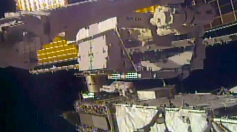 Un astronauta pierde un inusual objeto cuando salió de la nave para reparar una batería