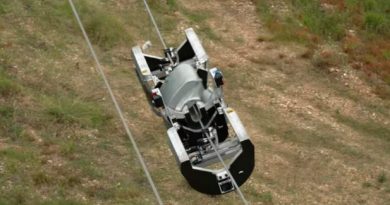 Facebook crea un robot que 'vuela' sobre cableado eléctrico para instalar fibra óptica