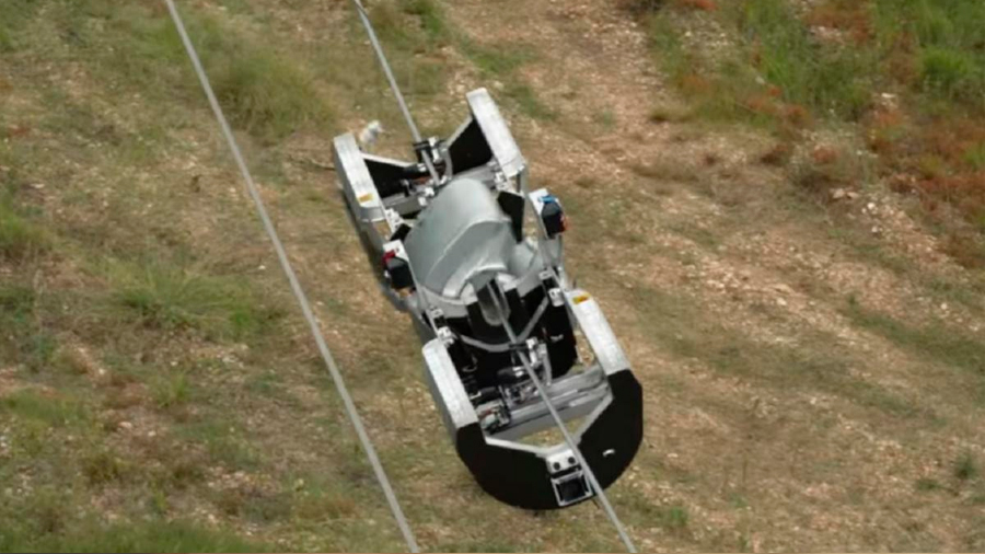 Facebook crea un robot que 'vuela' sobre cableado eléctrico para instalar fibra óptica