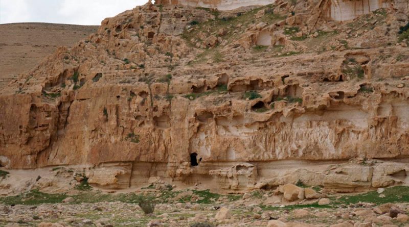 Hallan en una cueva neolítica de Israel cuchillos usados para desmembrar difuntos