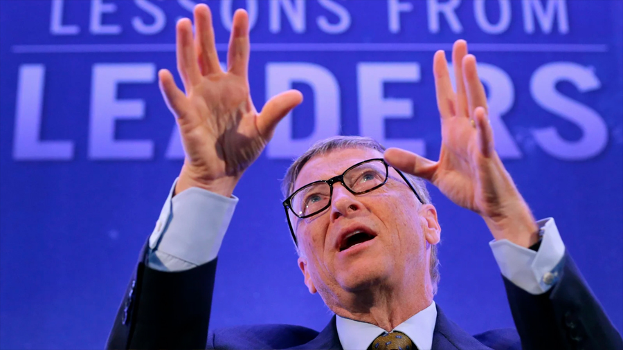 Bill Gates predice cuándo acabará la pandemia y habla de su inexistente vacuna con microchips