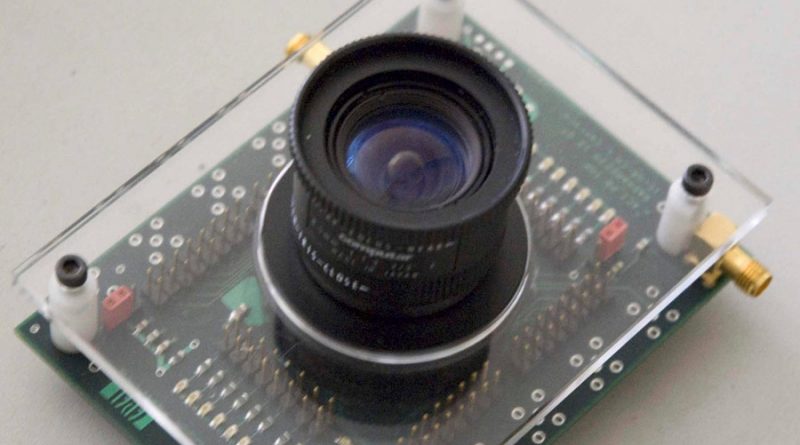 El lente de esta cámara ultra rápida capta una haz de luz rebotando en espejos