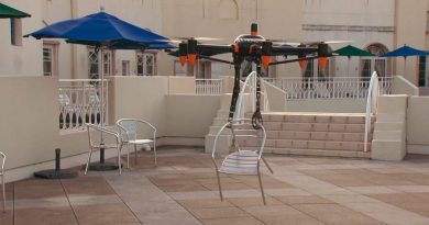 Este dron tiene dos brazos robóticos y puede coger objetos de hasta 10 kilos y transportarlos