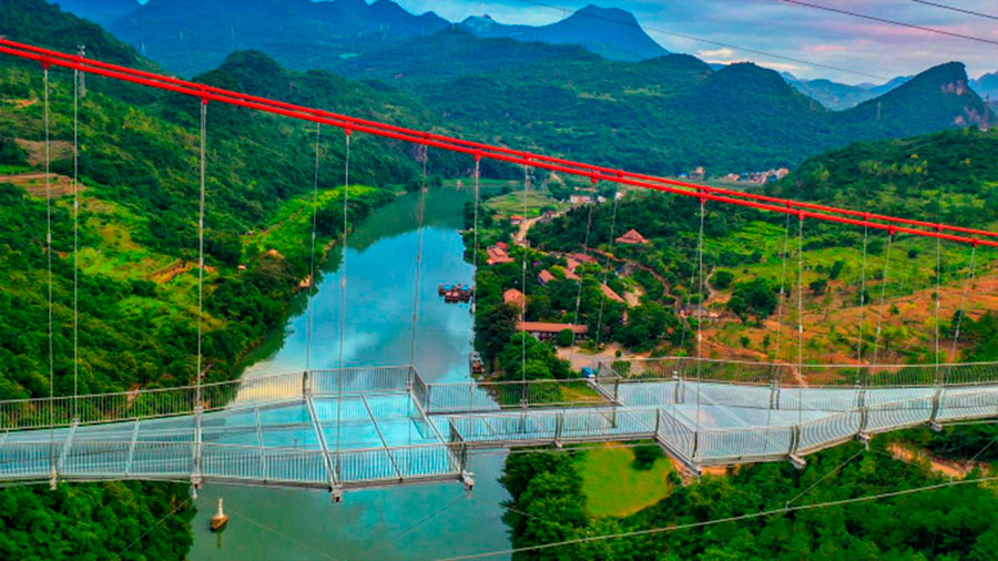 Este es el puente de cristal más largo del mundo, y una vez más se ha construido en China
