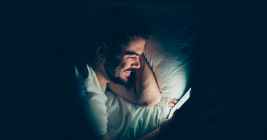 Qué es el insomnio tecnológico que cada día afecta a más personas, y cómo solucionarlo