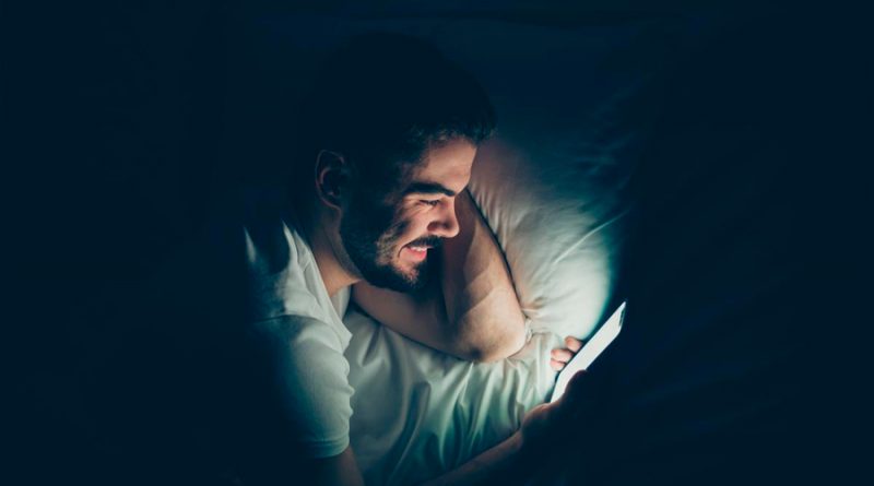 Qué es el insomnio tecnológico que cada día afecta a más personas, y cómo solucionarlo