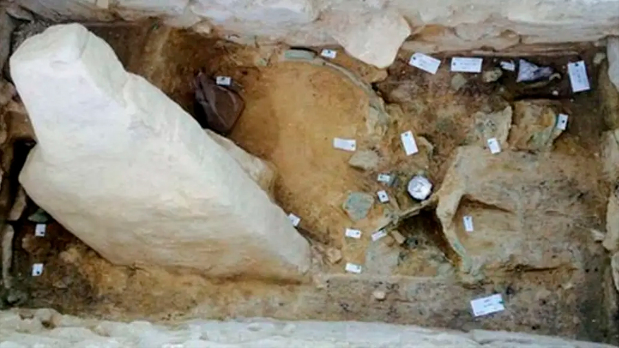 Hallan tumba milenaria de un guerrero griego llena de oro, plata y bronce