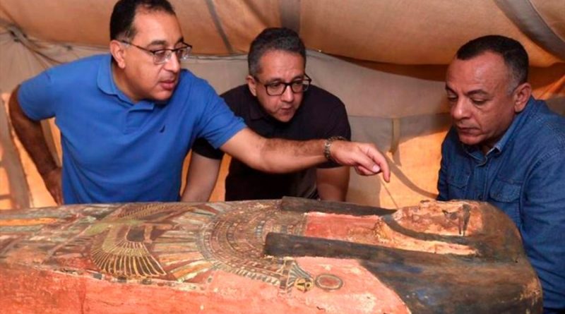 Hallan tres pozos de entierro intactos de 2,500 años al sur de El Cairo