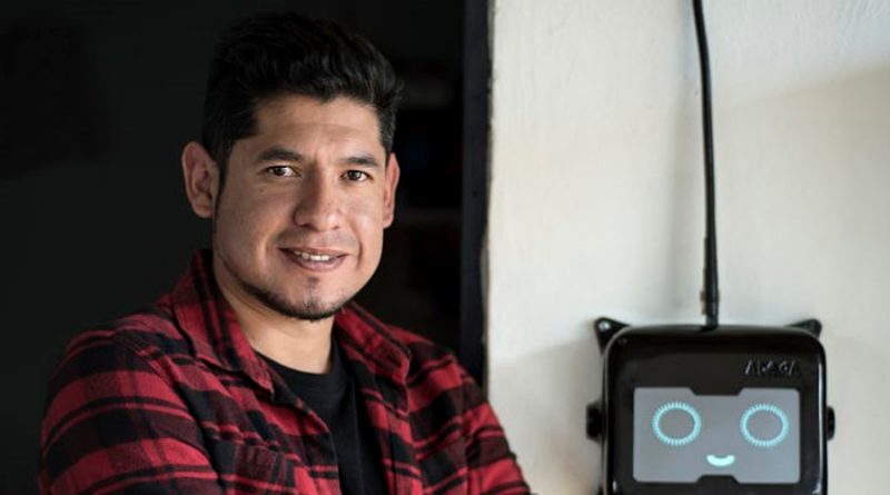 Joven innovador mexicano busca llevar vía paneles solares electricidad e internet a zonas rurales y pobres