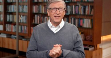 Bill Gates compara a los anti mascarillas con los nudistas