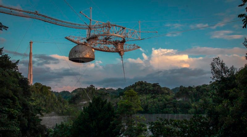 El dañado radiotelescopio de Arecibo se viene abajo