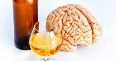 El alcohol bloquea una sustancia química que permite prestar atención