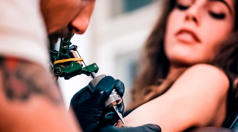 Nuevos tatuajes sensoriales: se imprimen en el cuerpo y miden parámetros de salud en tiempo real