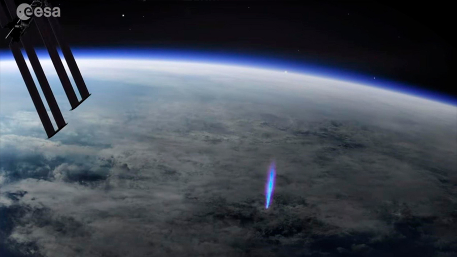 La génesis de un rayo azul, observada desde la Estación Espacial