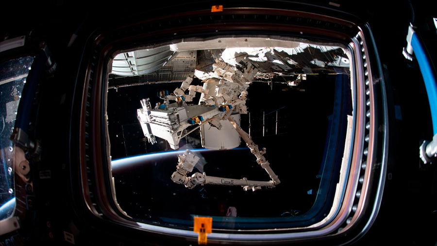 Astronautas salen de la estación internacional para tareas en la plataforma "Bartolomeo"