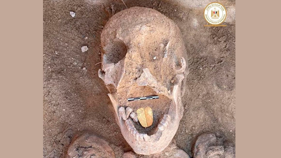 El fascinante hallazgo de una momia en Egipto con la lengua de oro