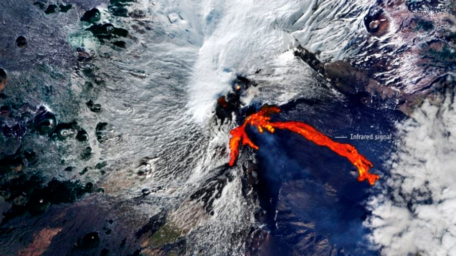 El volcán Etna erupciona y el increíble río de lava que forma es visible desde el espacio