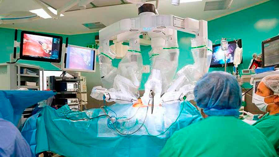 Un robot quirúrgico extirpa un tumor a una paciente despierta por primera vez