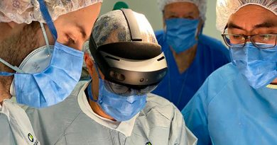 Universitarios realizan primera cirugía con realidad mixta en México