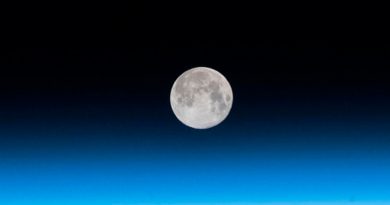 Científicos dicen que la luna tiene una cola como la de los cometas