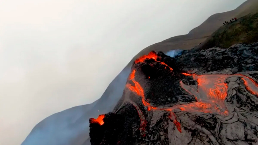 Así de impresionante se ve la erupción de un volcán islandés desde un dron