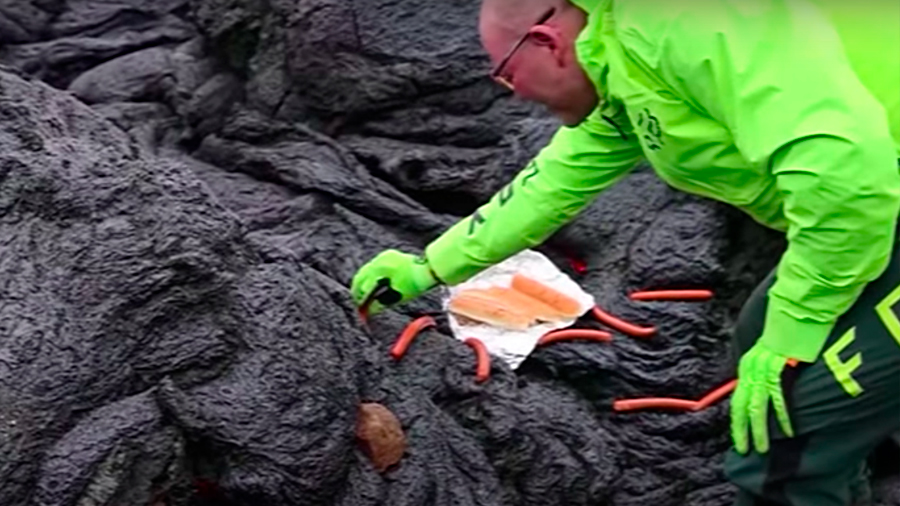Científicos cocinan con la lava del volcán Fagradalsfjall mientras investigan