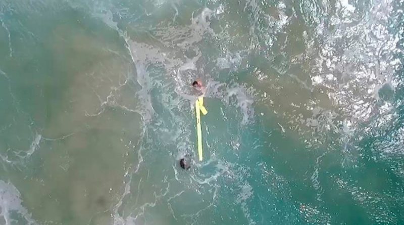 Nadadores rescatados de furiosas olas del océano por un dron