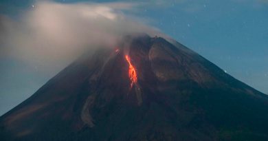 Volcán en Indonesia hace erupción