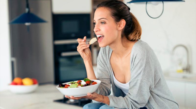 Comer despacio ayuda a adelgazar, según la ciencia