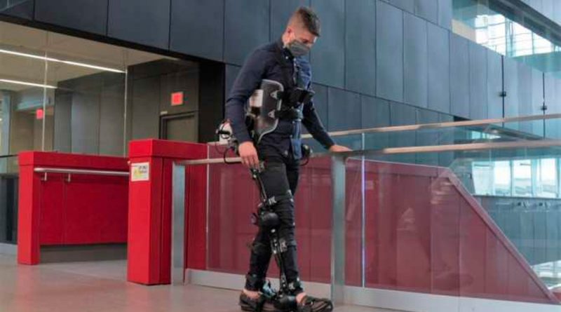 Crean Exoesqueleto con inteligencia artificial para no depender de su usuario al caminar
