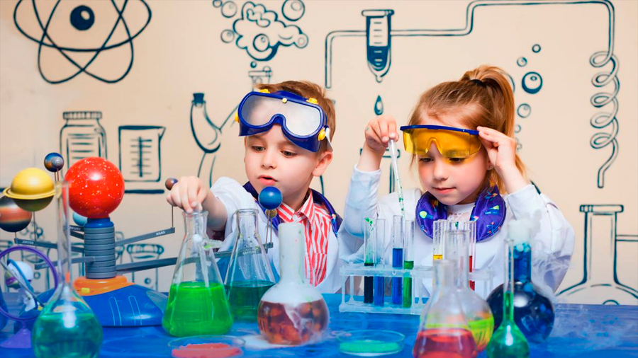 A celebrar a los niños y niñas haciendo ciencia en casa