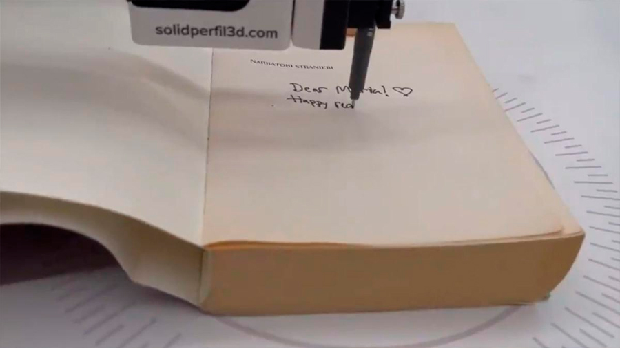 Este robot permite a los escritores firmar libros a distancia