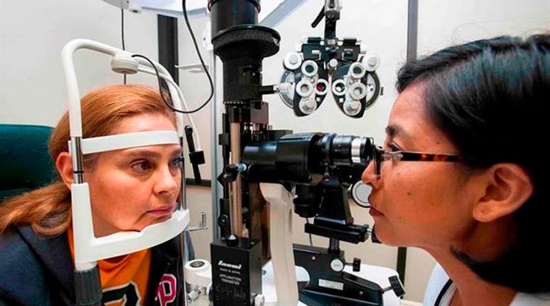 Crean un implante pionero a nivel mundial que corrige la vista cansada